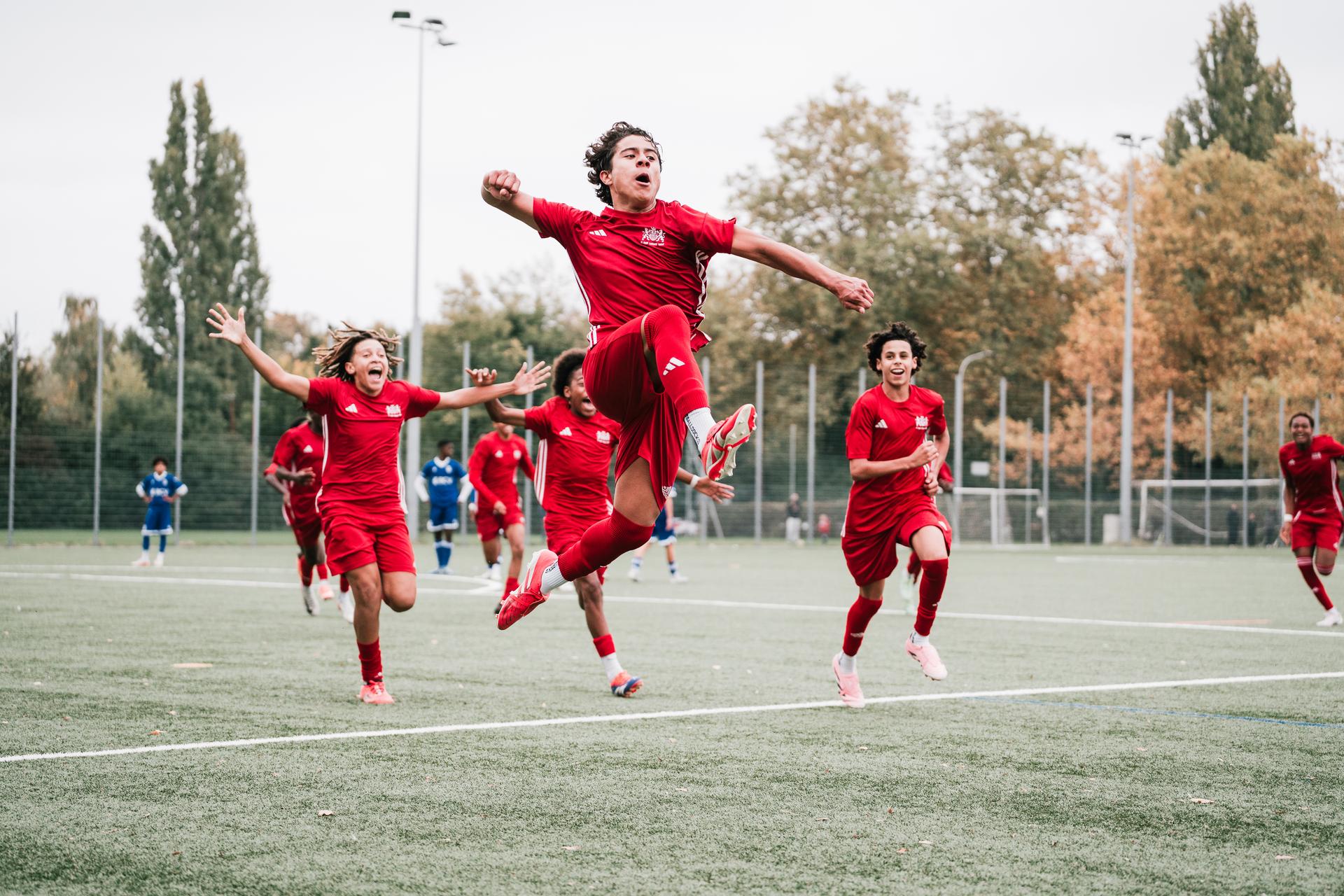 Équipe de football célébrant un but
